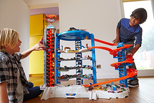 Hot Wheels Toy Car Track Set & 4 1:64 Scale Cars K53285