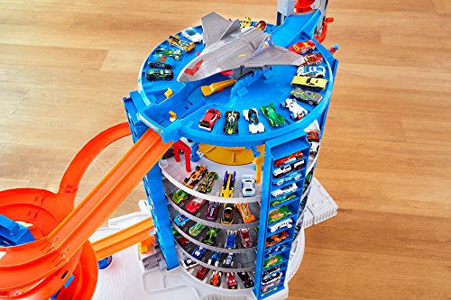 Hot Wheels Toy Car Track Set & 4 1:64 Scale Cars K53285