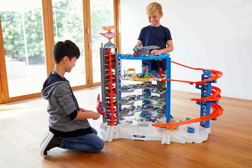 Hot Wheels Toy Car Track Set & 4 1:64 Scale Cars K53285