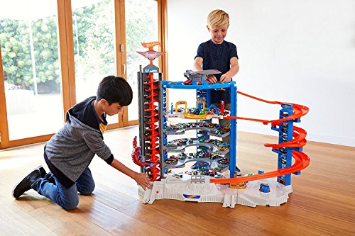 Hot Wheels Toy Car Track Set & 4 1:64 Scale Cars K53285