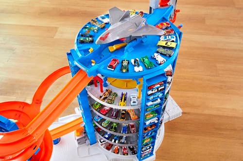 Hot Wheels Toy Car Track Set & 4 1:64 Scale Cars K53285