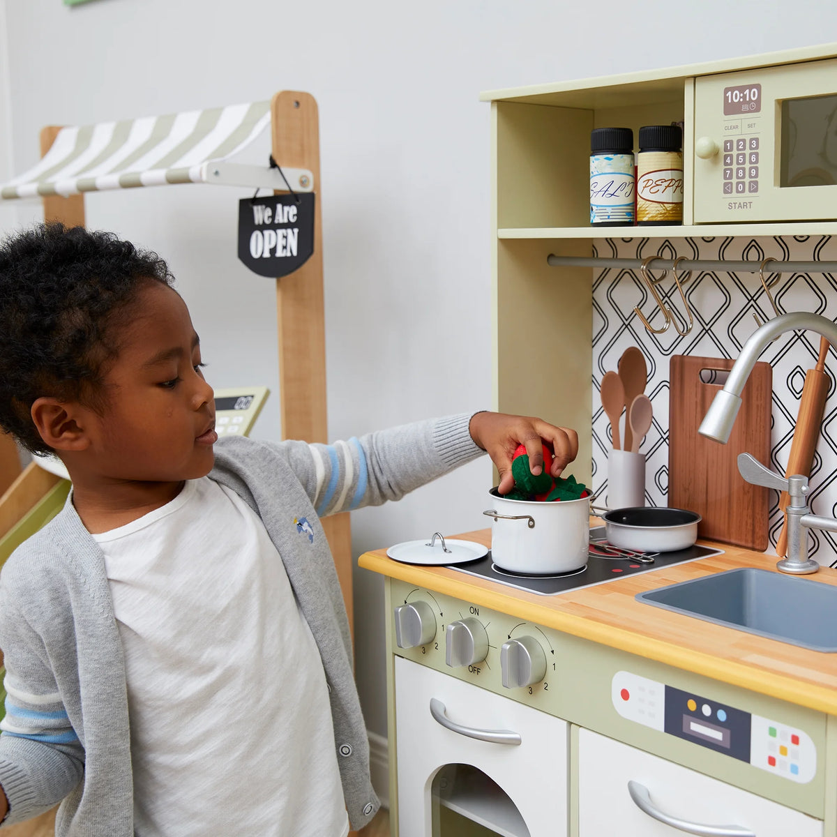 Green/White Wooden Kitchen Playset Q545803