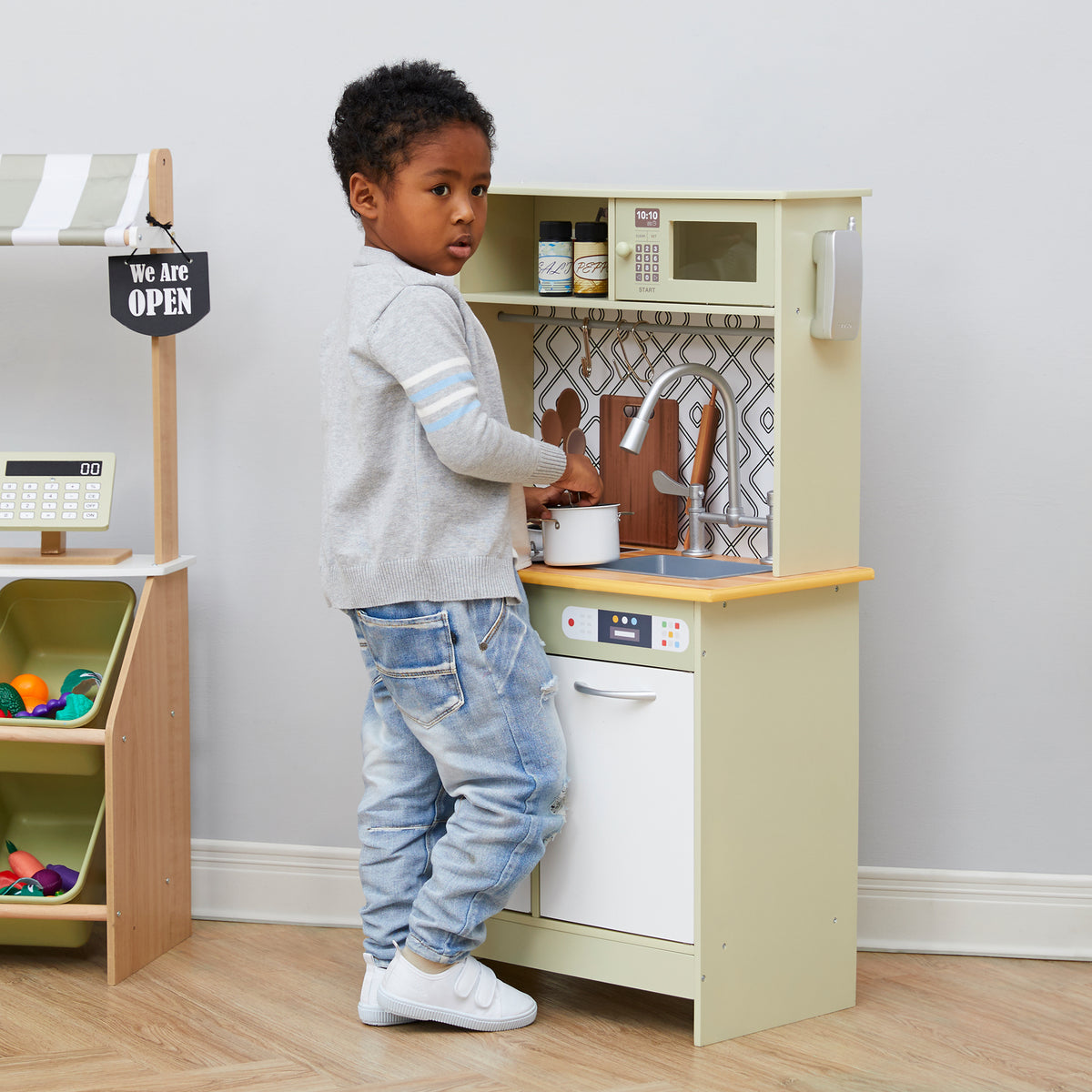 Green/White Wooden Kitchen Playset Q545803